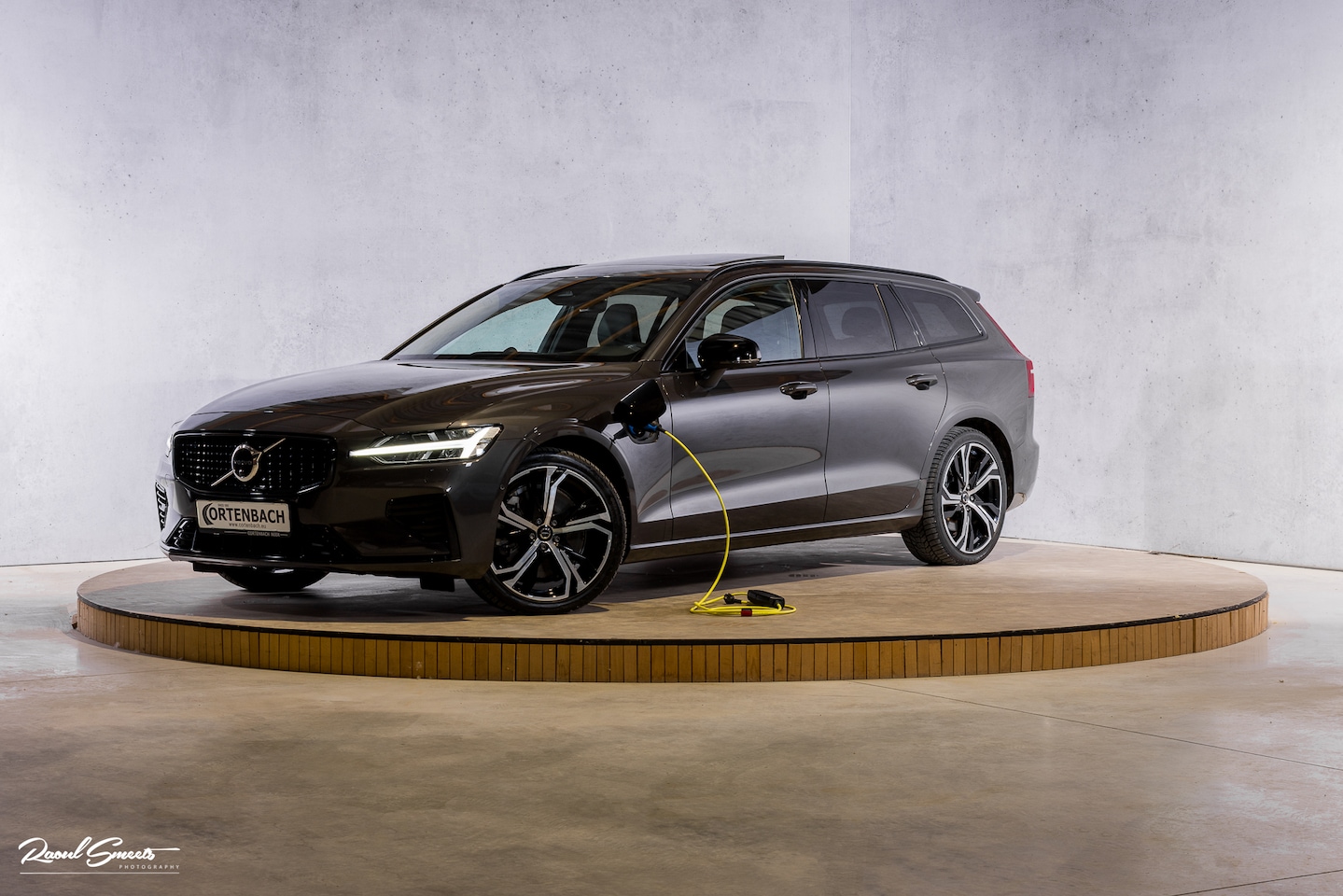Volvo V60 - 2.0 T8 Plug-in hybrid AWD Ultimate Dark | Bowers&Wilkins | Panorama dak | Zwenkbare trekha - AutoWereld.nl