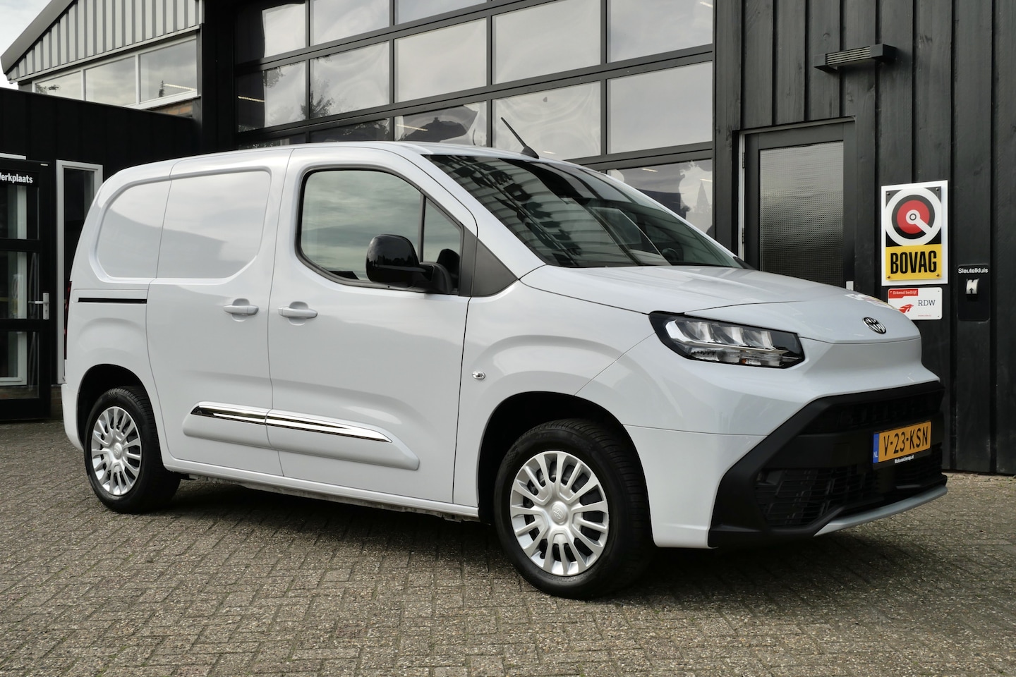 Toyota ProAce City - 1.5 D-4D L1 Challenger+ | Dealer Onderhouden | 3-Zits | Carplay | Virtual | Trekhaak - AutoWereld.nl