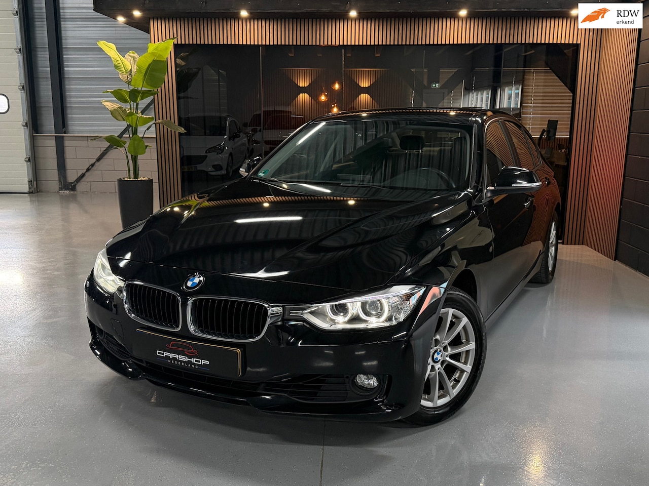 BMW 3-serie - 320i High Executive AUTOMAAT/HEADUP/H&K/LANE/360 - AutoWereld.nl