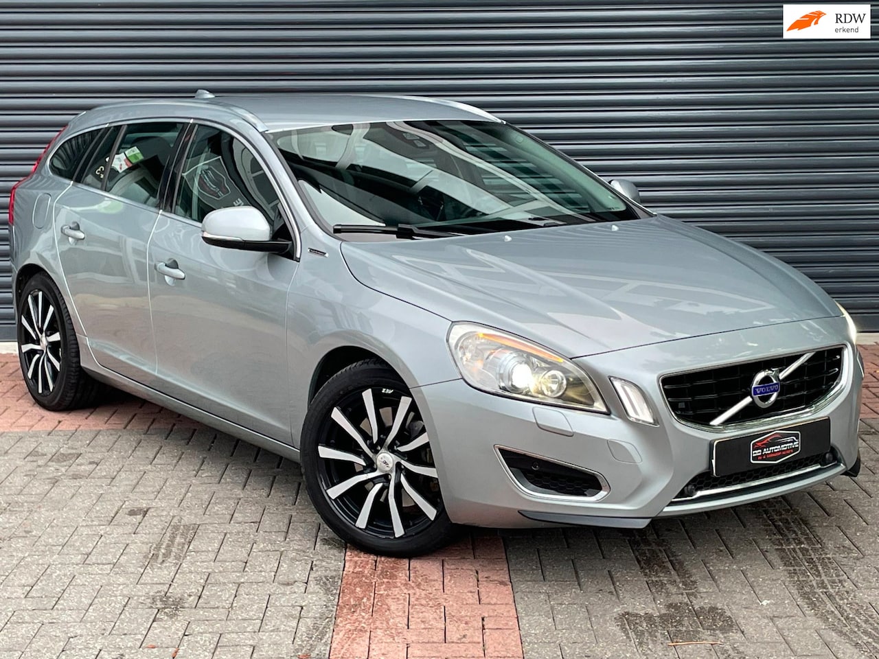 Volvo V60 - 2.4 D6 AWD Plug-In Hybrid Pure Limited Climate Control | Pdc | Navi | Leder - AutoWereld.nl