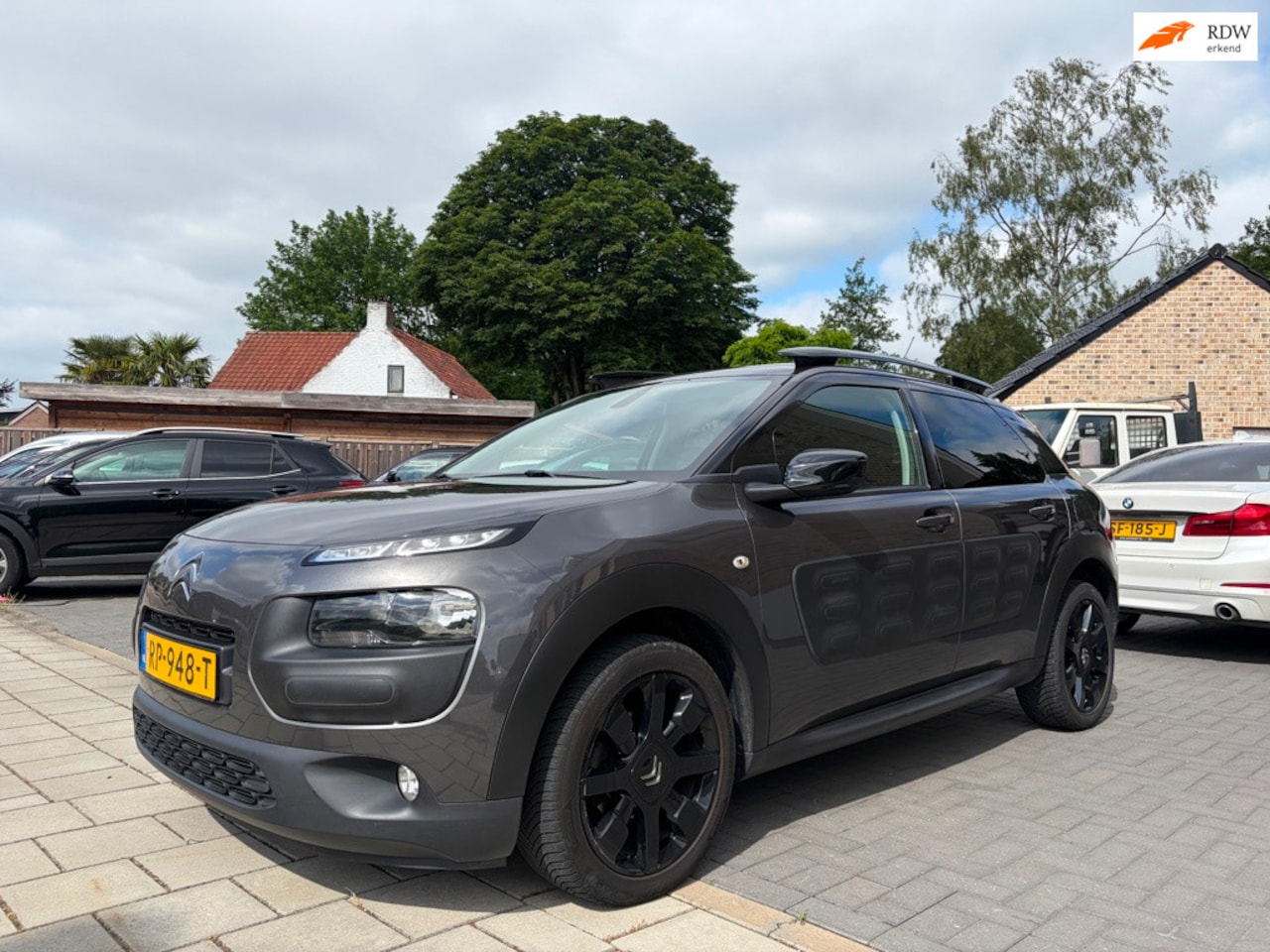 Citroën C4 Cactus - 1.2 PureTech Shine Airco Navigatie Camera PDC CCT Trekhaak - AutoWereld.nl
