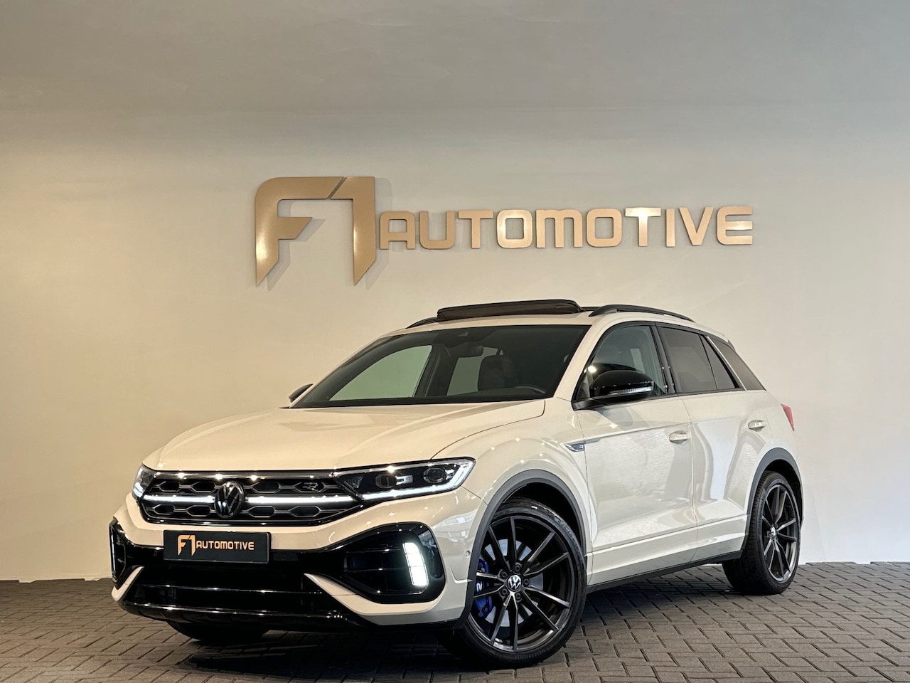 Volkswagen T-Roc - 2.0 TSI 4Motion R Pano|Memory|Akrapovic|Keyless - AutoWereld.nl