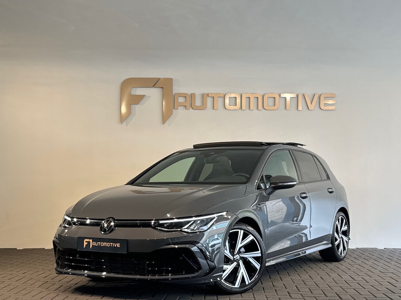 Volkswagen Golf - 1.5 eTSI R-Line Pano|Sfeer|Camera|CarPlay - AutoWereld.nl