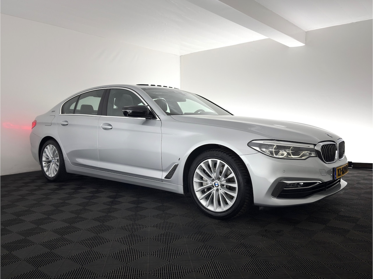 BMW 5-serie - 530e iPerformance High Executive (Plug-in) Aut.*PANO | LEATHER | FULL-LED | TOPVIEW | KEYL - AutoWereld.nl
