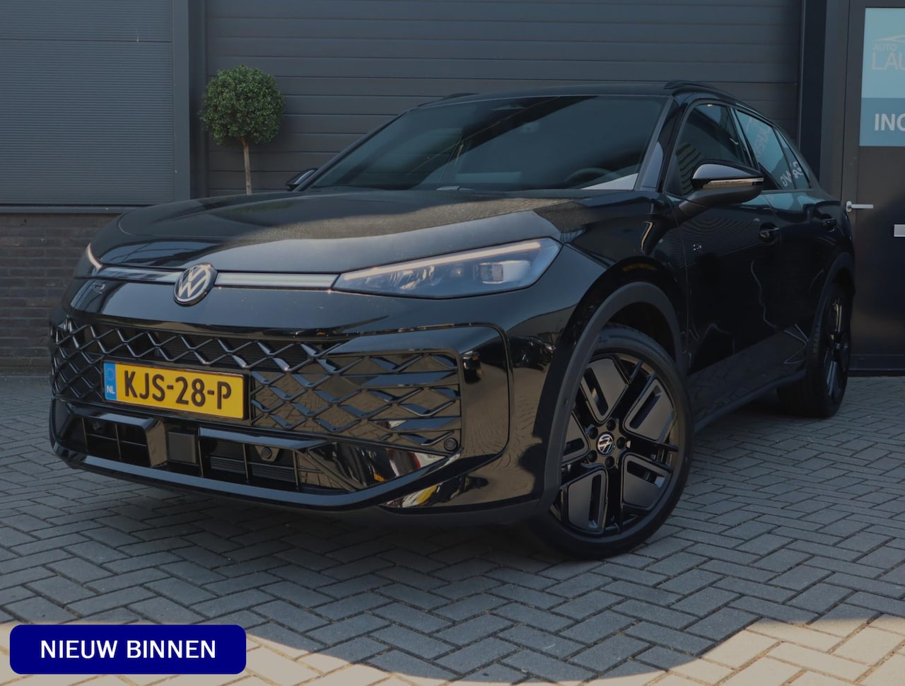 Volkswagen T-Roc - 1.5 eTsi R-Line First Edition | Pano | ACC | Stoelverwarming | Grootscherm - AutoWereld.nl