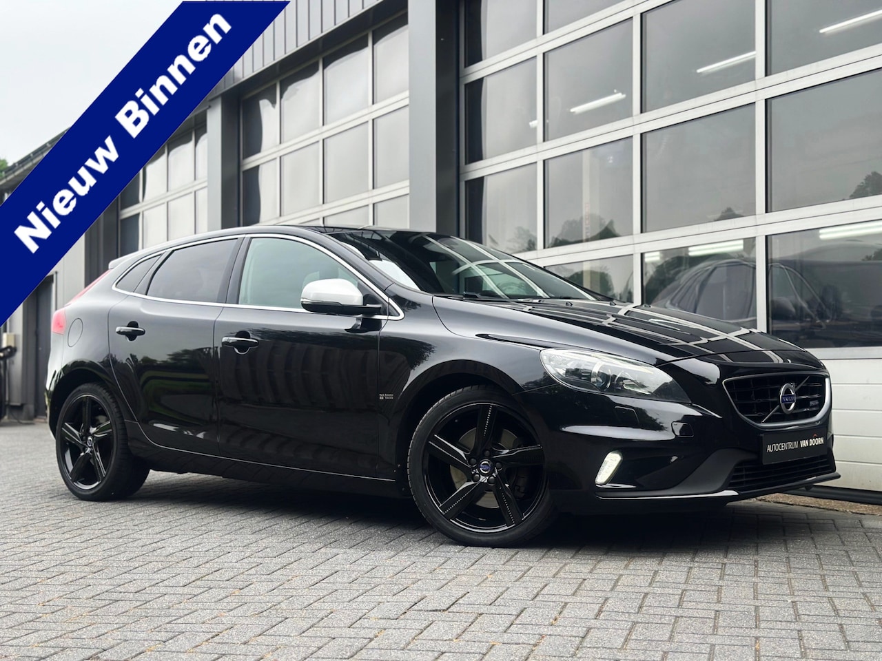 Volvo V40 - 2.0 D4 R-Design | D4 | 1e Eigenaar | Volledig onderhouden | Climate contr | Stoelverw. | N - AutoWereld.nl