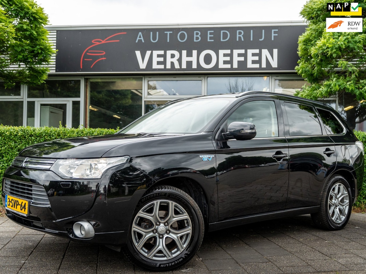 Mitsubishi Outlander - 2.0 PHEV Instyle - PANORAMADAK - XENON - CRUISE/CLIMATE CONTR - NAVIGATIE - LEDER !! - AutoWereld.nl