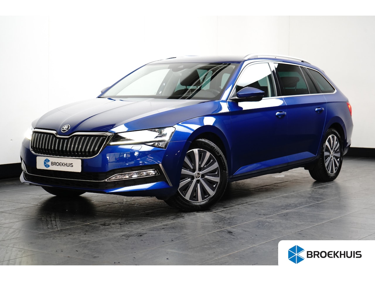Skoda Superb Combi - 1.4 iV eHybrid 218PK DSG-6 Style TREKHAAK | NAVIGATIE | AUTO. A. KLEP | MATRIX LED | STOEL - AutoWereld.nl
