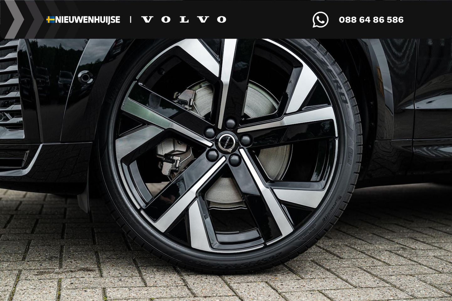 Volvo XC60 - 2.0 T8 Plug-in hybrid AWD Ultra Dark Executive Edition | Luchtvering | 22" | Gelamineerd G - AutoWereld.nl