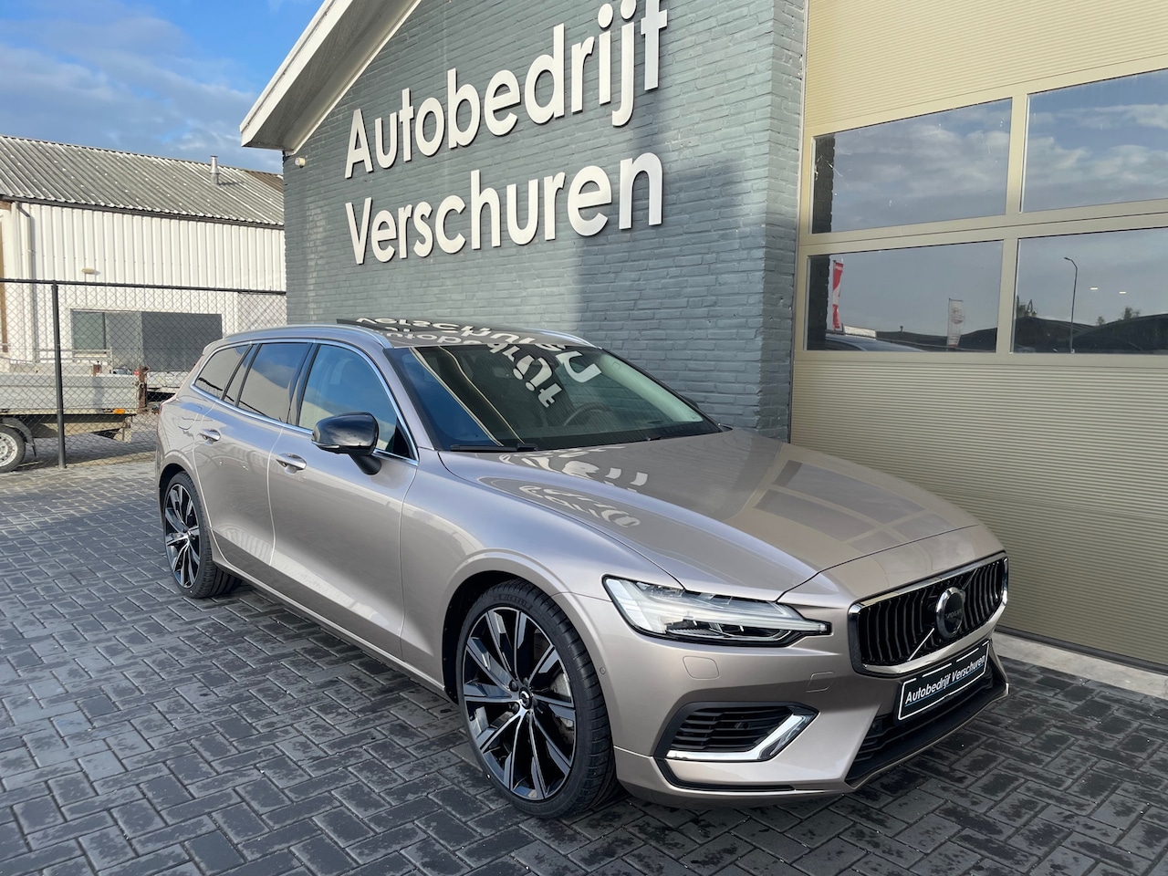 Volvo V60 - 2.0 T6 Plug-in hybrid AWD Ultra Bright pano head up 360° camera - AutoWereld.nl