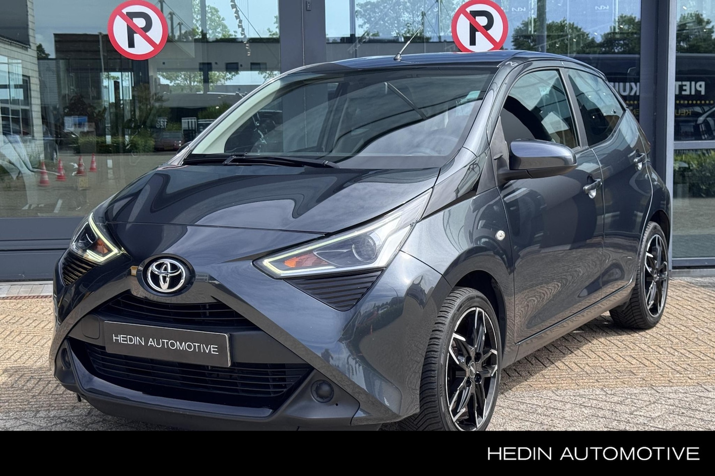 Toyota Aygo - 1.0 VVT-i x-play Airco | Achteruitrijcamera | Cruise Control | Elektrische ramen voor | Li - AutoWereld.nl