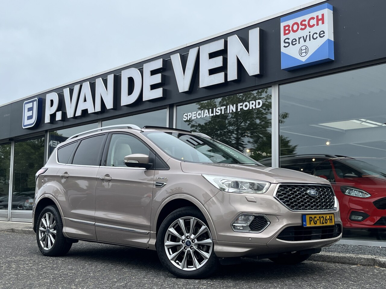 Ford Kuga - 1.5 EcoBoost Vignale iAWD 182pk Automaat | Trekhaak | Adapt. Cruise | Panodak | Vol leder - AutoWereld.nl