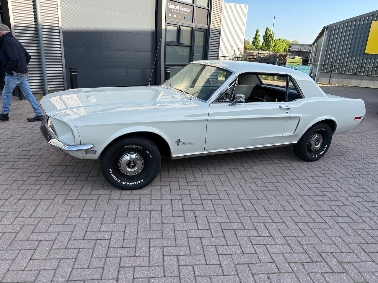 Ford Mustang - Coupe Wimbledon white met benchseat 6-cilinder - AutoWereld.nl