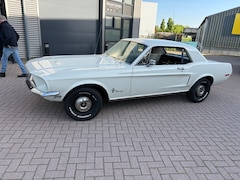 Ford Mustang - Coupe Wimbledon white met benchseat 6-cilinder