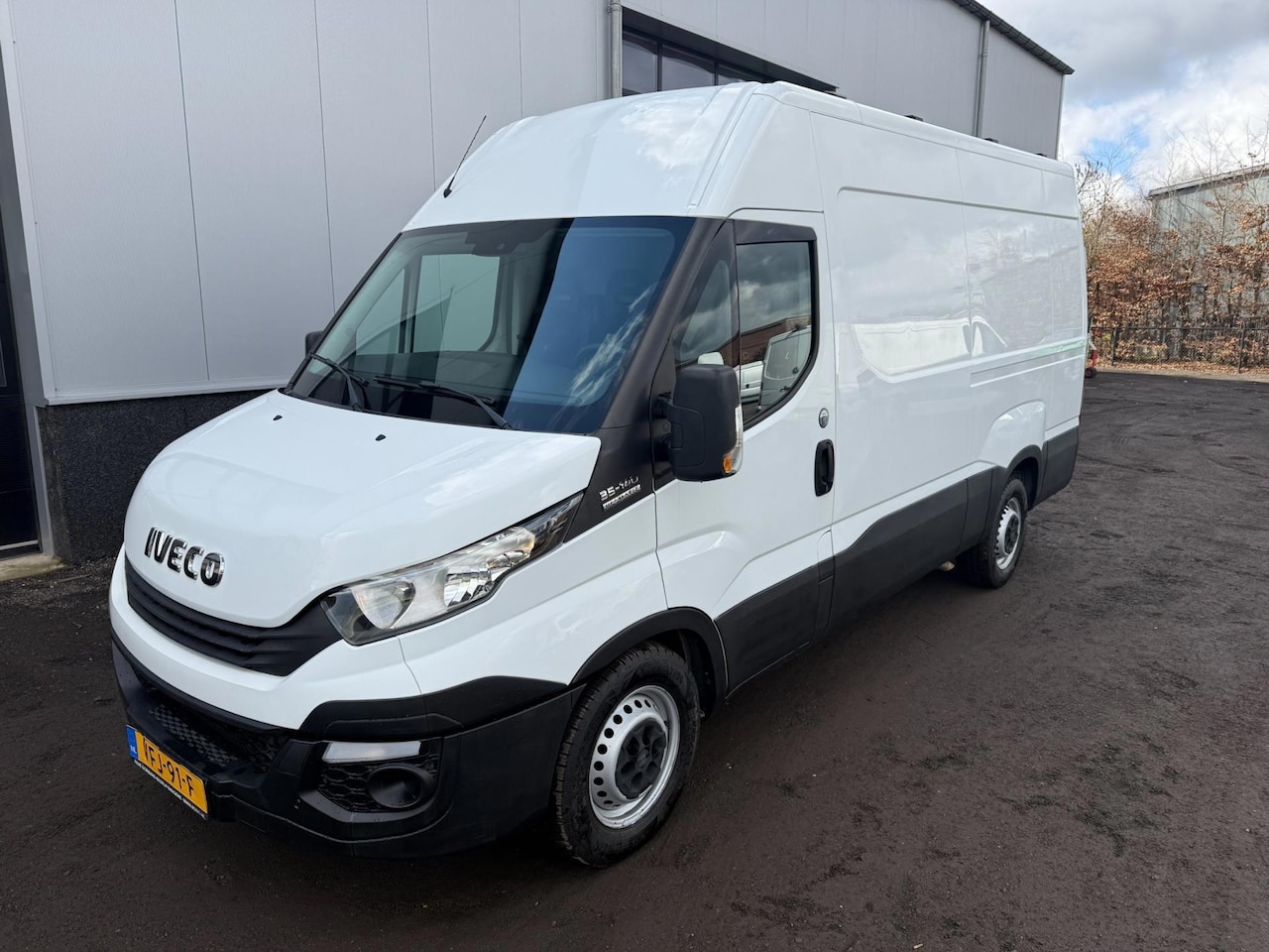 Iveco Daily - 35S14V EURO 6 L2H2 Automaat 3500Kg Trekgewicht - AutoWereld.nl