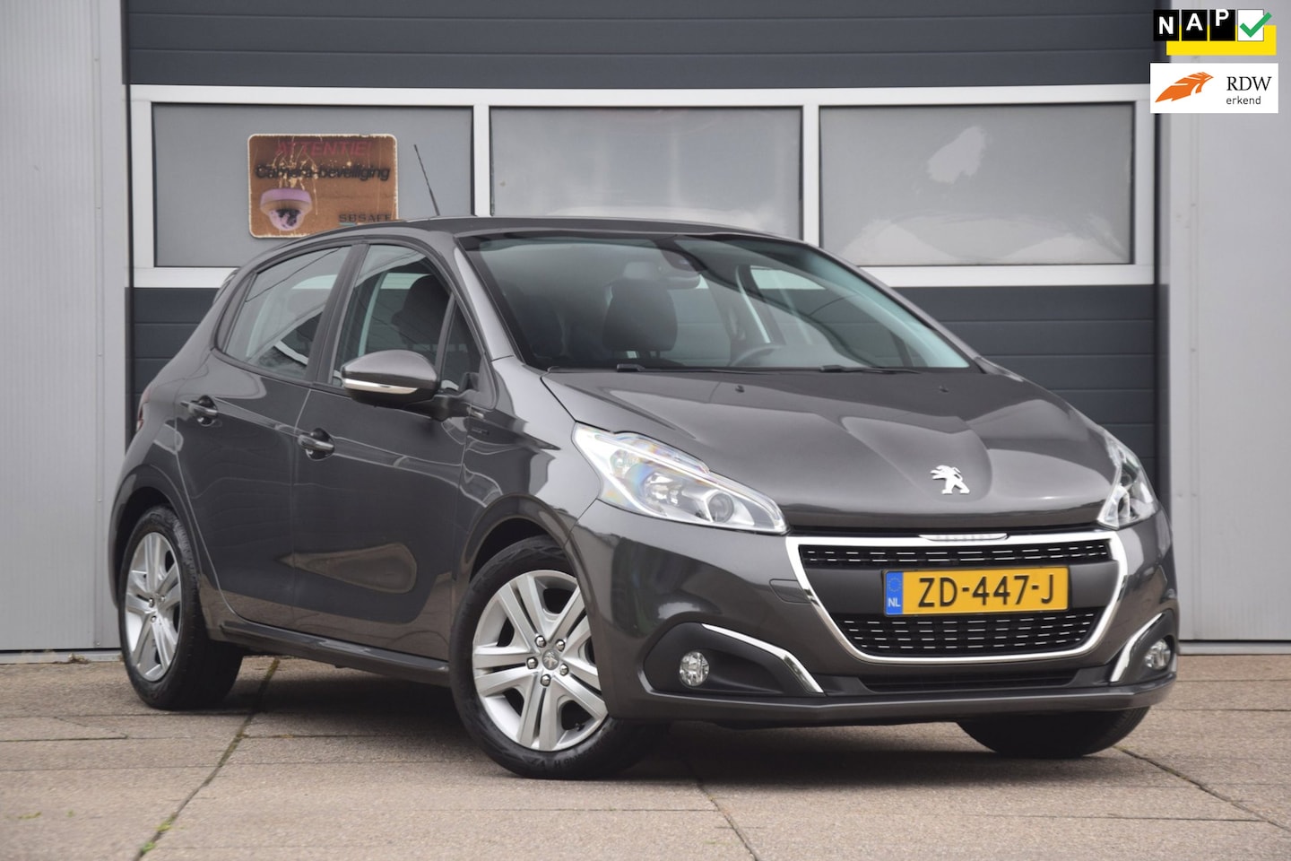 Peugeot 208 - 1.2 PureTech Signature DB RIEM RECENT VERNIEUWD/APPLE CARPLAY/ARMSTEUN - AutoWereld.nl