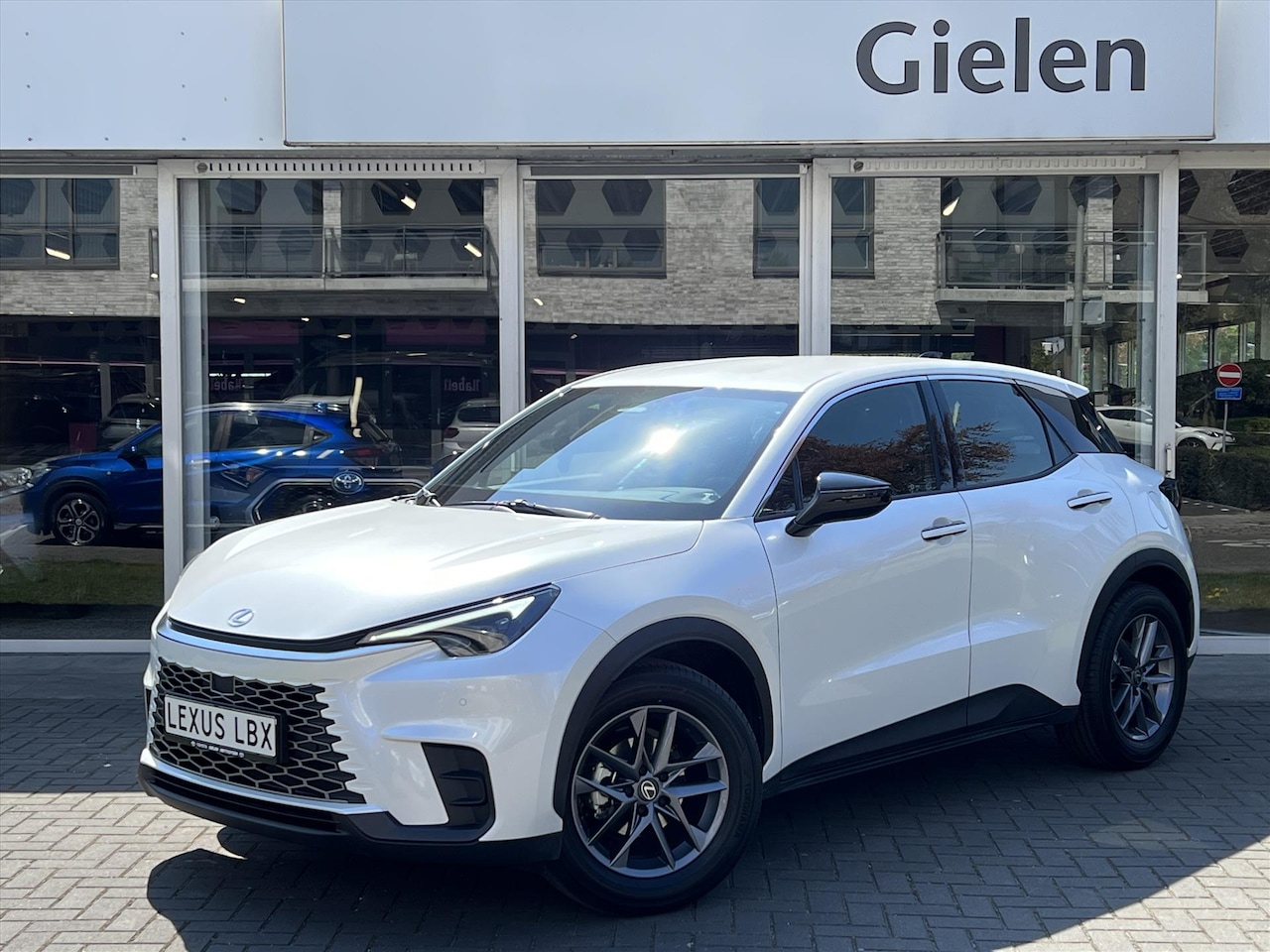 Lexus LBX - 1.5 Comfort & Safety Pack | Dodehoekherkenning, Parkeersensoren, Keyless, Stoelverwarming - AutoWereld.nl