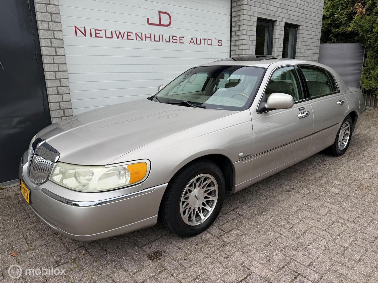 Lincoln Town Car - 4.6 Signature 4.6 Signature, clean title/carfax! - AutoWereld.nl