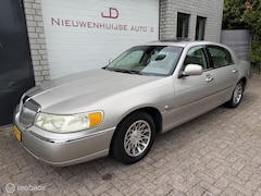 Lincoln Town Car - 4.6 Signature, clean title/carfax
