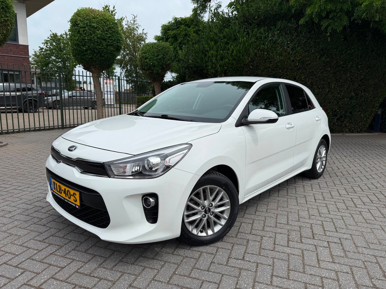 Kia Rio - 1.2 (4 cil.), Apple CarPlay, Clima, Cruise Control, Navigatie, Achteruitrijcamera, Parkeer - AutoWereld.nl