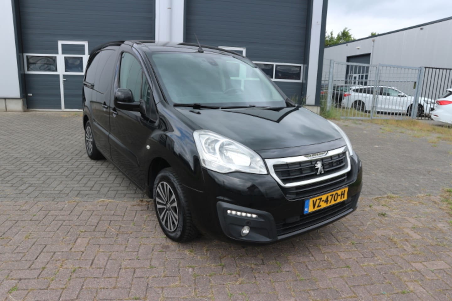 Peugeot Partner - 120 1.6 BlueHDi 100 L1 Première EURO 6 - AutoWereld.nl