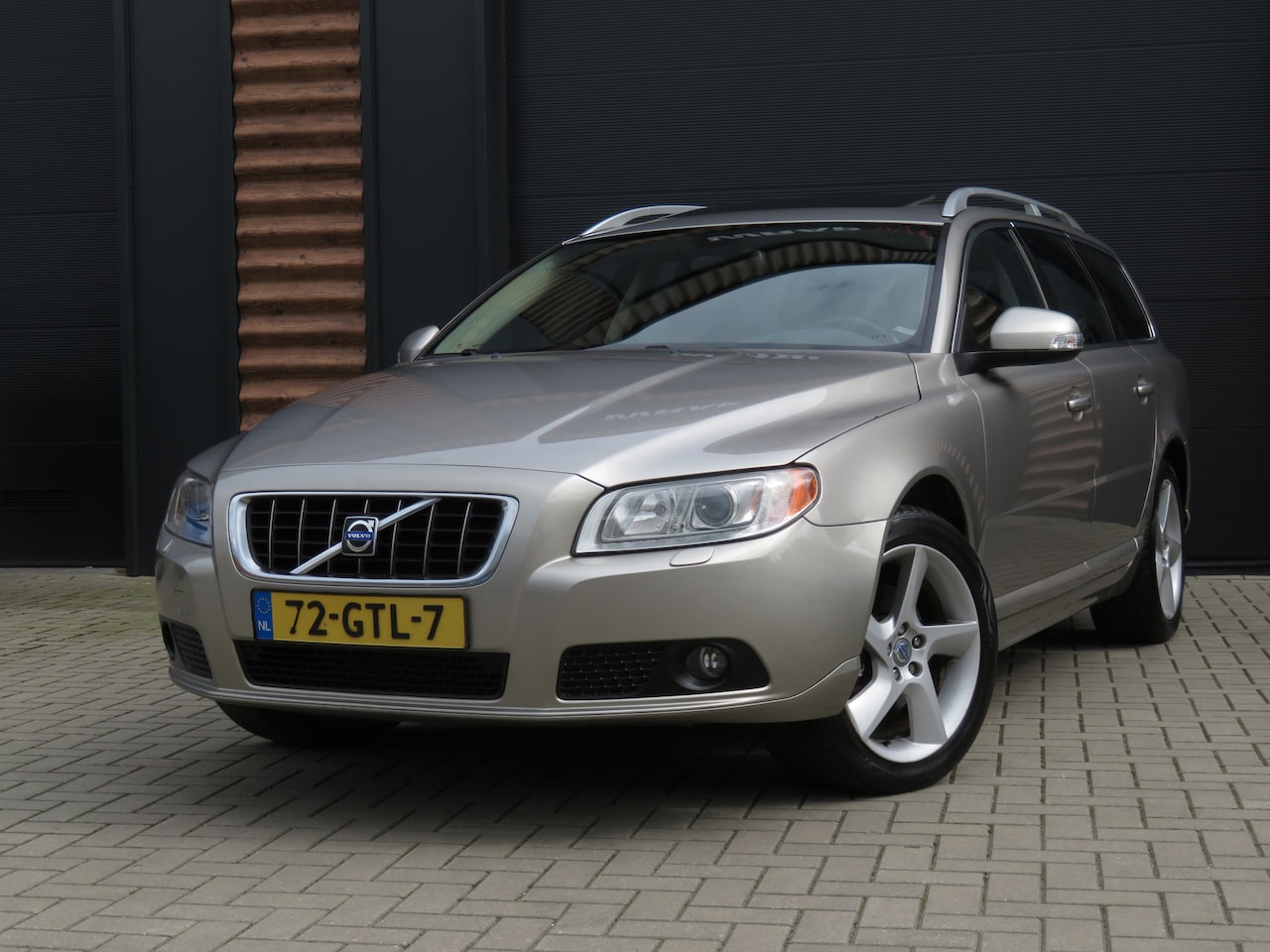 Volvo V70 - 2.0 Summum Airco Cr-Control Schuifdak Trekh Youngtimer - AutoWereld.nl