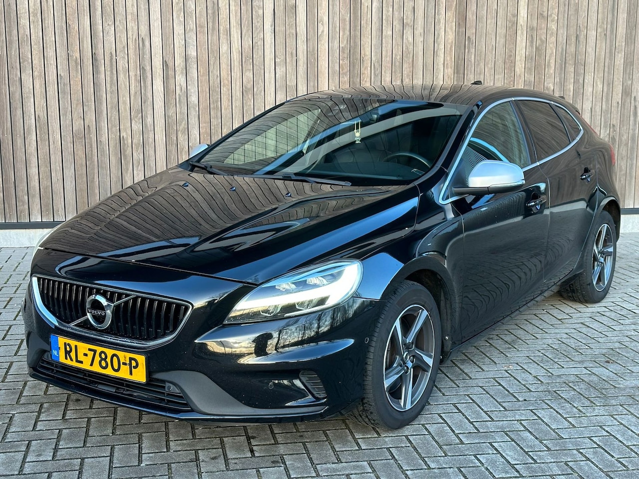 Volvo V40 - 2.0 D3 Business Sport | AUT | LED | PANO | LEDER | - AutoWereld.nl