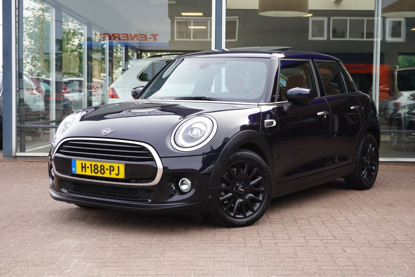 MINI 5-Deurs - 1.5 Cooper Business Edition Automaat | 5deurs | Navi | elek. pakket | Vol opties | Dealera - AutoWereld.nl