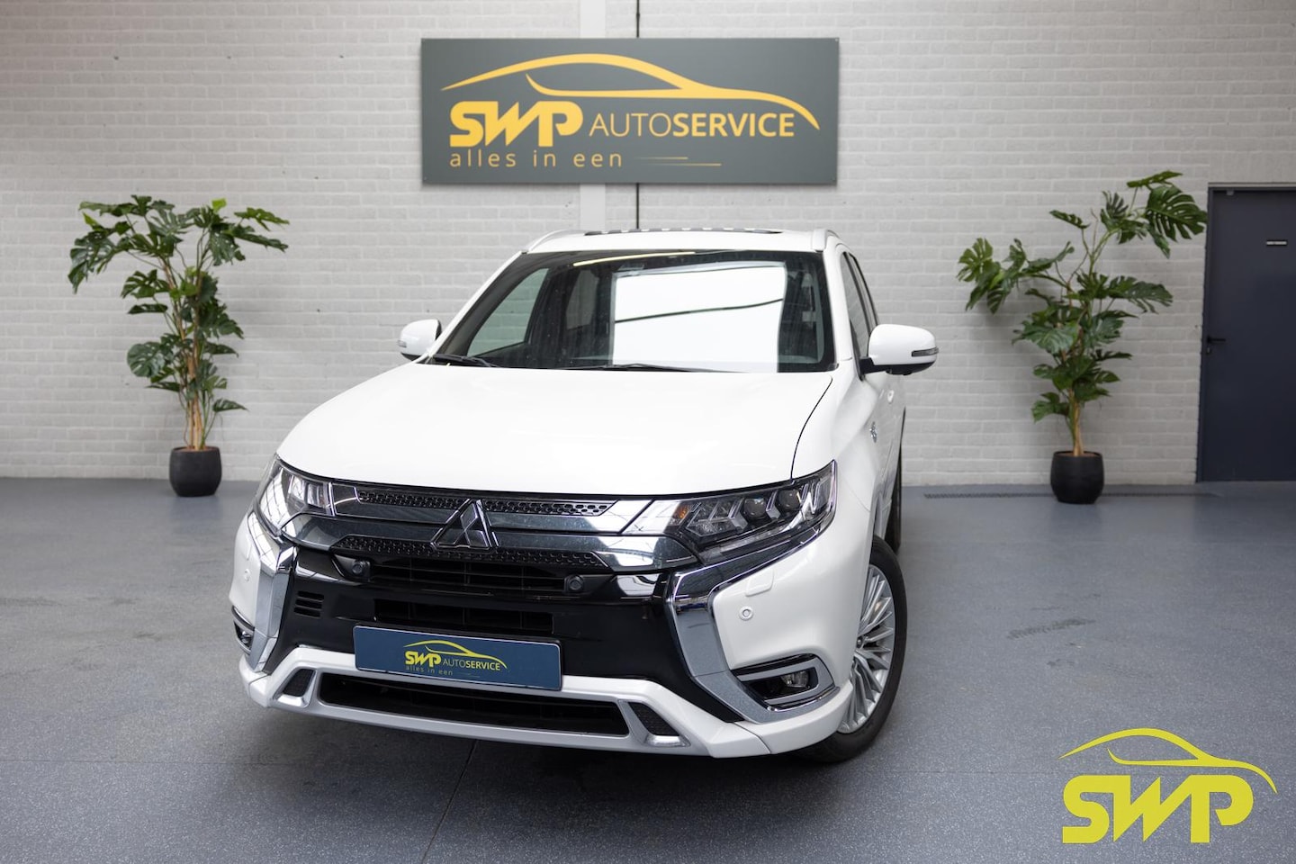 Mitsubishi Outlander - 2.4 PHEV Intense+ | Sunroof | Leder/Alcantara | navi | 360 camera - AutoWereld.nl