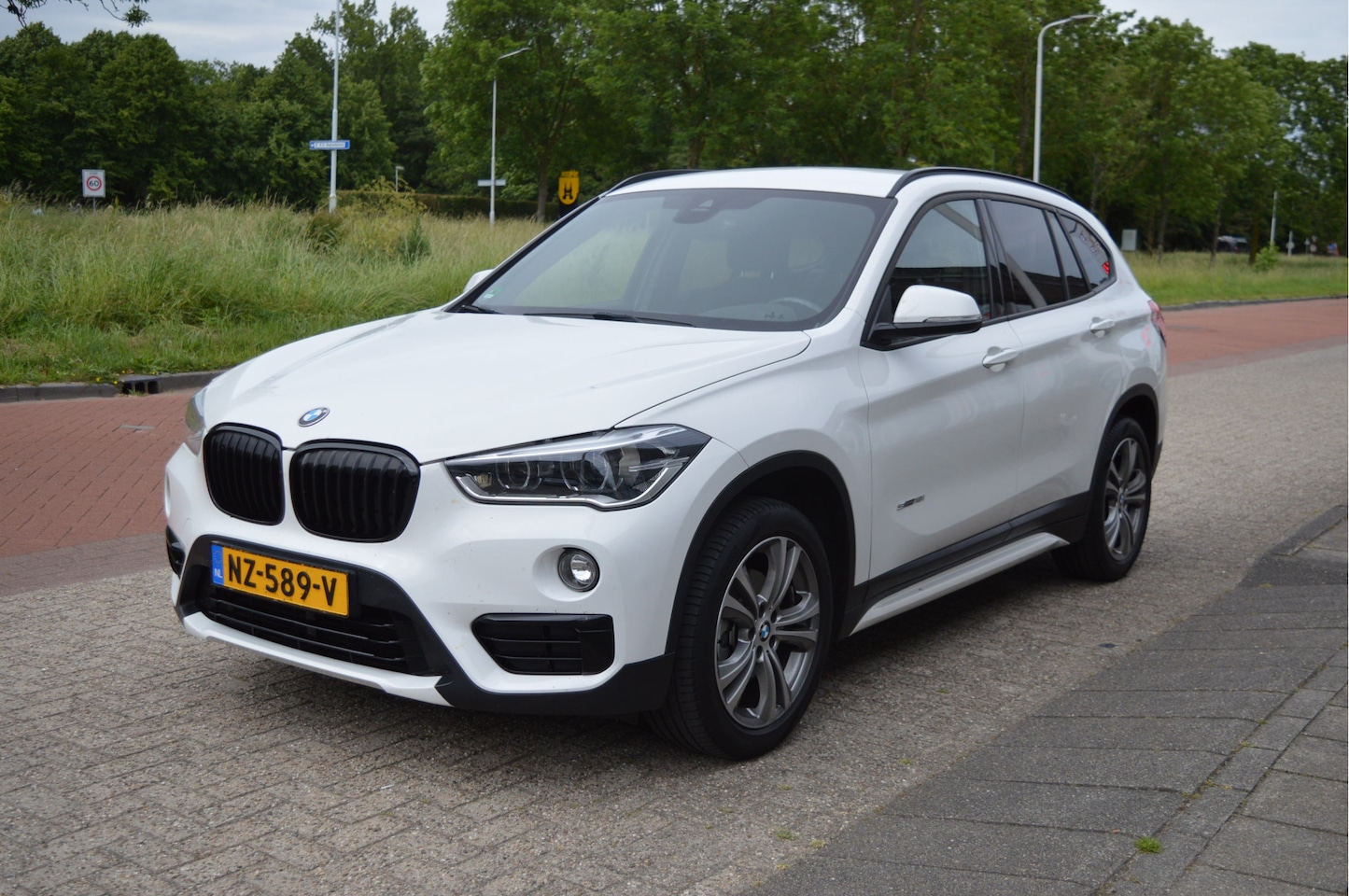 BMW X1 - sDrive18i Executive NL-Auto / Sportstoelen / Clima / Correct onderhouden - AutoWereld.nl