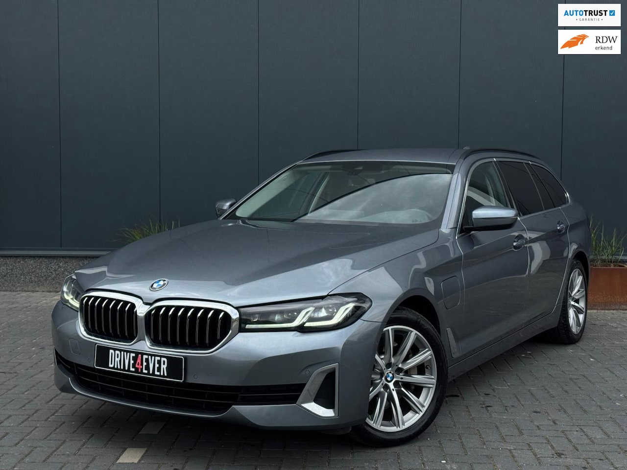 BMW 5-serie Touring - 530e High Executive NAVI | LEDER | LED | CRUISE CONTROL | SPORTVELGEN - AutoWereld.nl