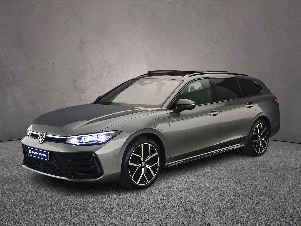 Volkswagen Passat Variant - R-Line Edition 1.5 TSI eHybrid 272pk DSG Automaat Trekhaak, Panoramadak, Lederen bekleding - AutoWereld.nl