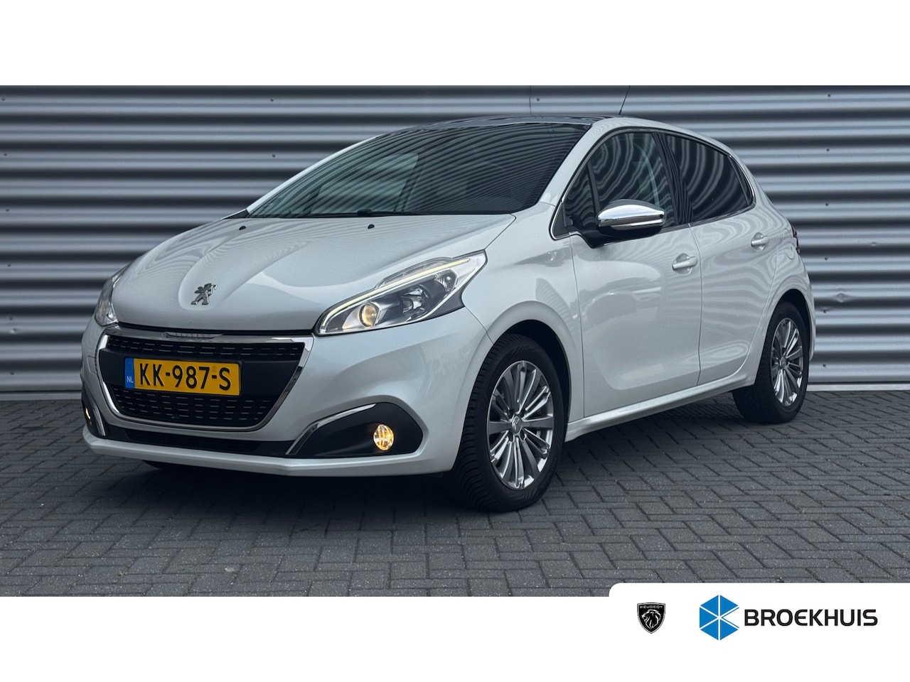 Peugeot 208 - 1.2 PURETECH 110PK ALLURE / NAVI / CLIMA / LED / PDC / 16" LMV / CAMERA / PANO. DAK / PARE - AutoWereld.nl