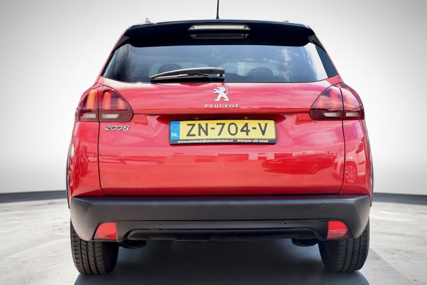 Peugeot 2008 - 1.2 PureTech Signature 1.2 PureTech Signature, Automaat, Apple carplay, Navigatie, Airco, Lichtmetalen velgen