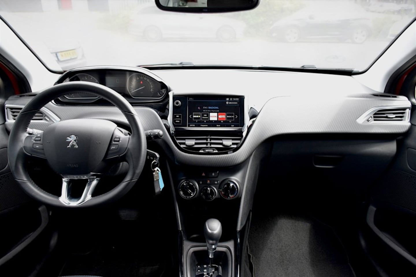 Peugeot 2008 - 1.2 PureTech Signature 1.2 PureTech Signature, Automaat, Apple carplay, Navigatie, Airco, Lichtmetalen velgen