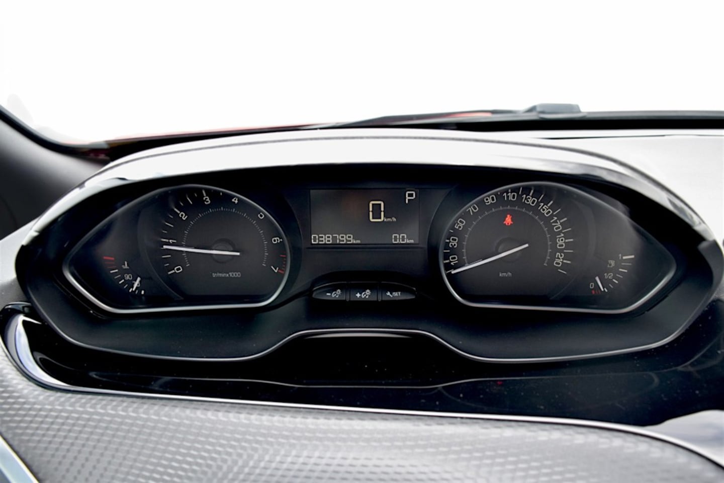 Peugeot 2008 - 1.2 PureTech Signature 1.2 PureTech Signature, Automaat, Apple carplay, Navigatie, Airco, Lichtmetalen velgen