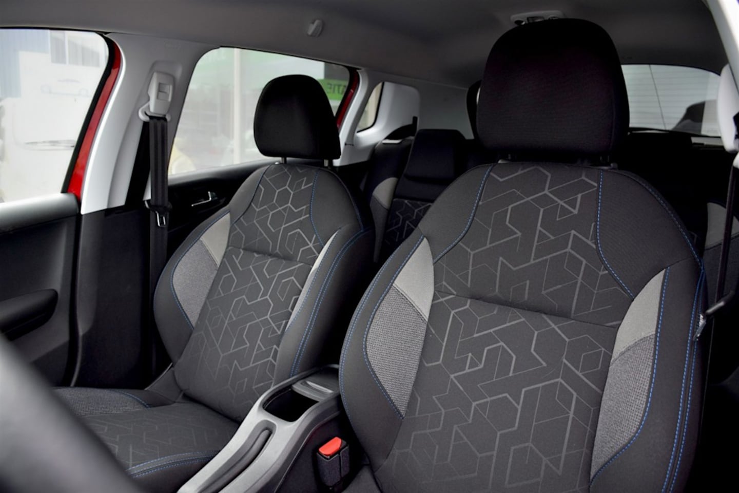 Peugeot 2008 - 1.2 PureTech Signature 1.2 PureTech Signature, Automaat, Apple carplay, Navigatie, Airco, Lichtmetalen velgen