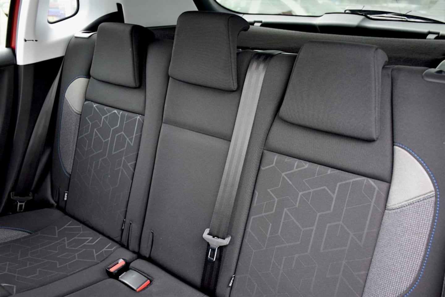 Peugeot 2008 - 1.2 PureTech Signature 1.2 PureTech Signature, Automaat, Apple carplay, Navigatie, Airco, Lichtmetalen velgen