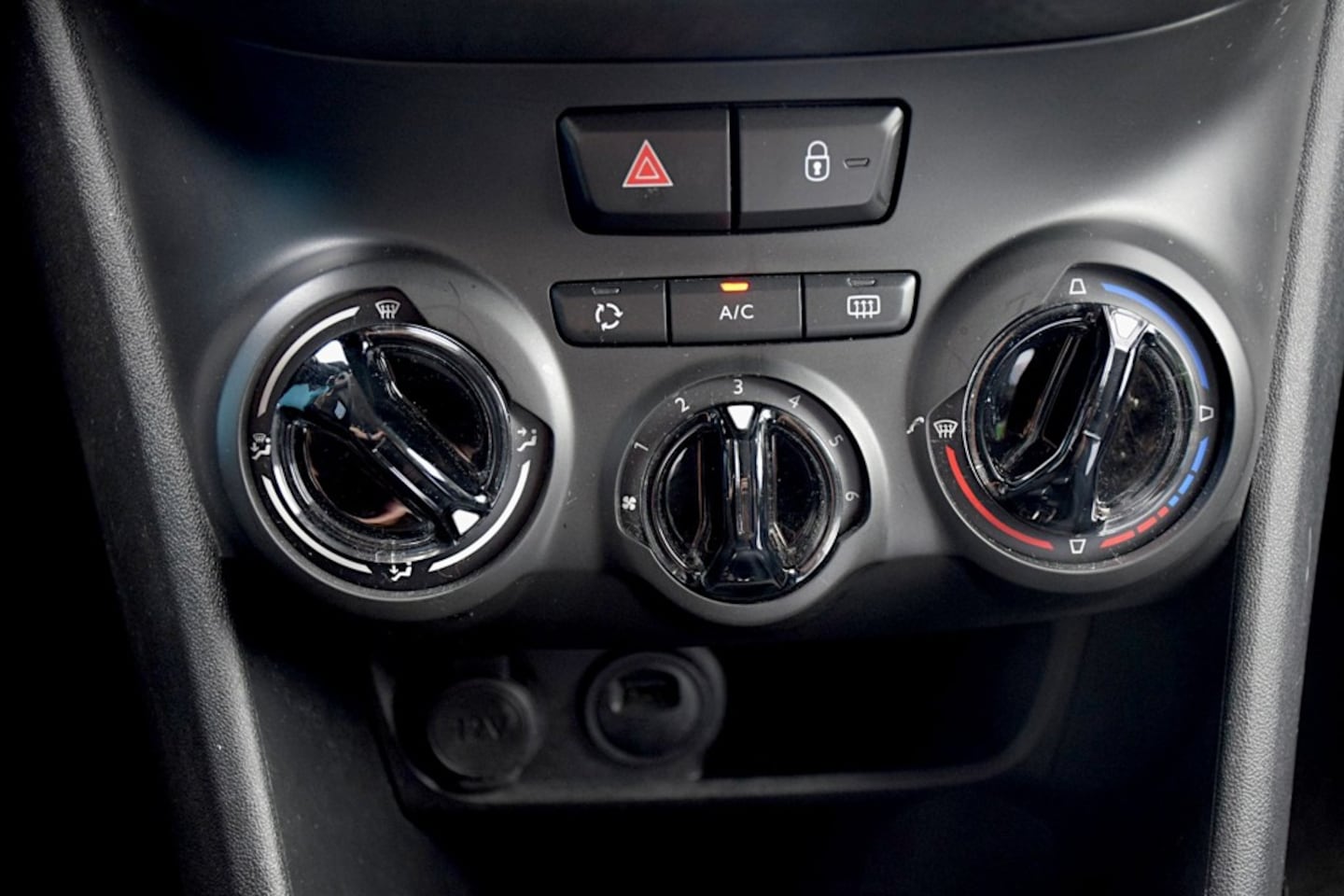 Peugeot 2008 - 1.2 PureTech Signature 1.2 PureTech Signature, Automaat, Apple carplay, Navigatie, Airco, Lichtmetalen velgen