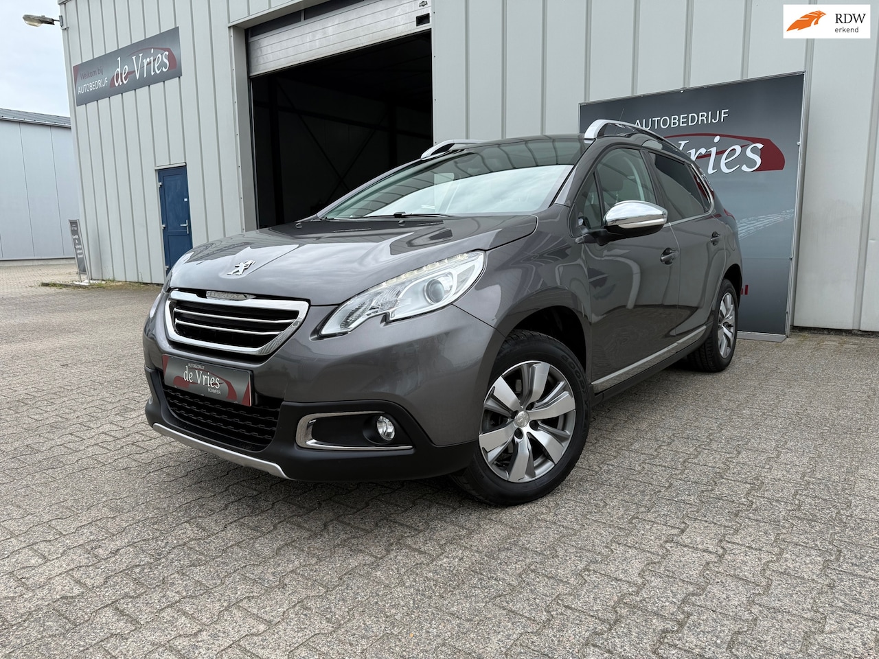 Peugeot 2008 - 1.2 PureTech Allure / Airco / Navi / Trekhaak / Pano dak / Cruise Control / - AutoWereld.nl