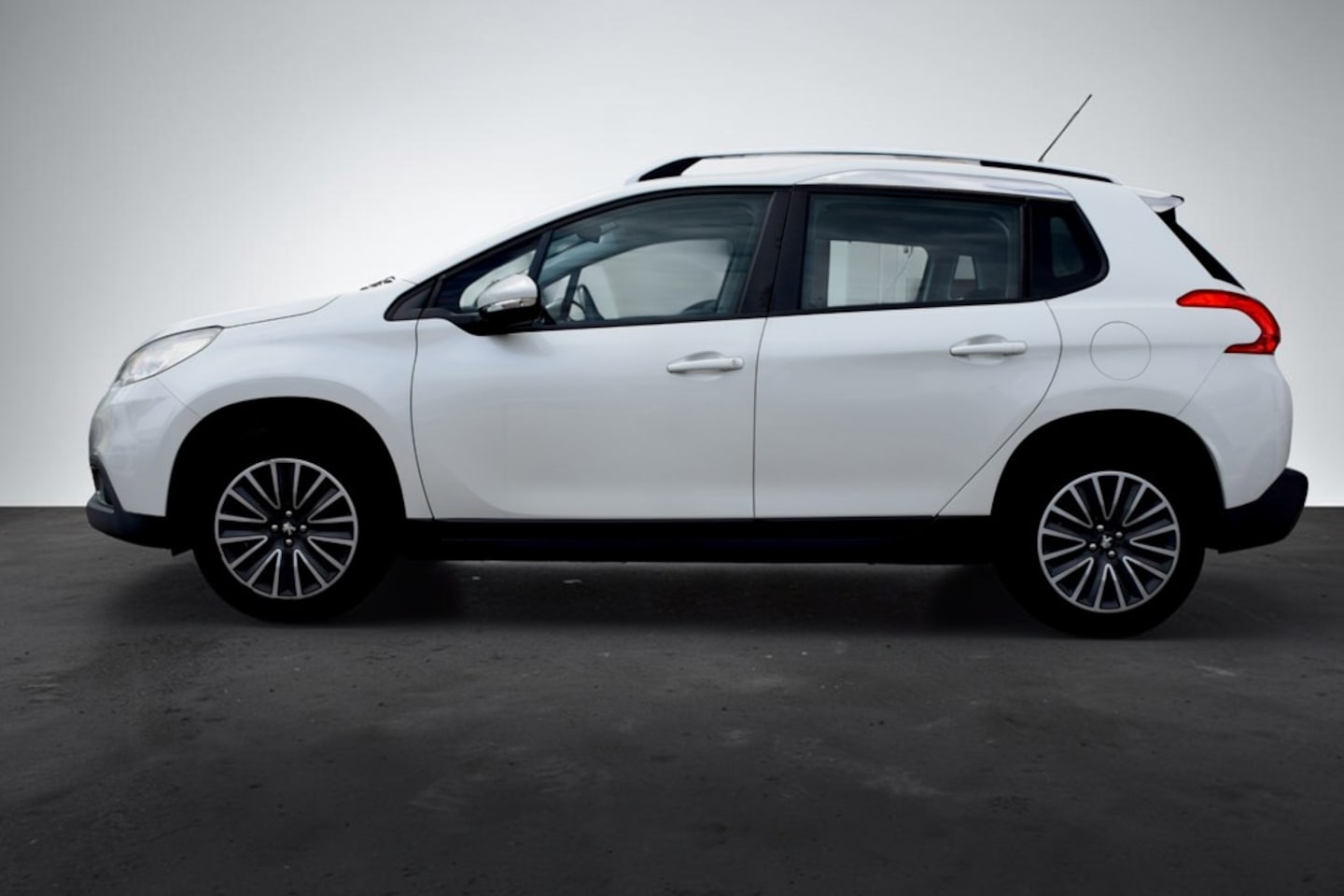 Peugeot 2008 - 1.2 PureTech Active 1.2 PureTech Active, Panoramadak, Full map navigatie, Airco, Elektrische ramen,