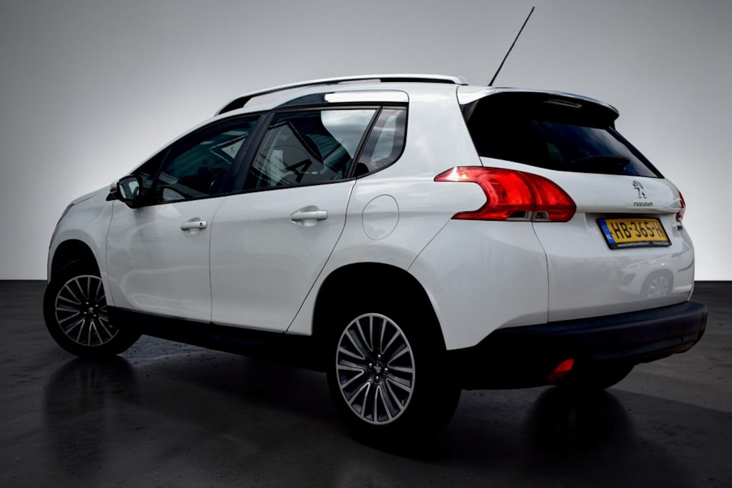 Peugeot 2008 - 1.2 PureTech Active 1.2 PureTech Active, Panoramadak, Full map navigatie, Airco, Elektrische ramen,