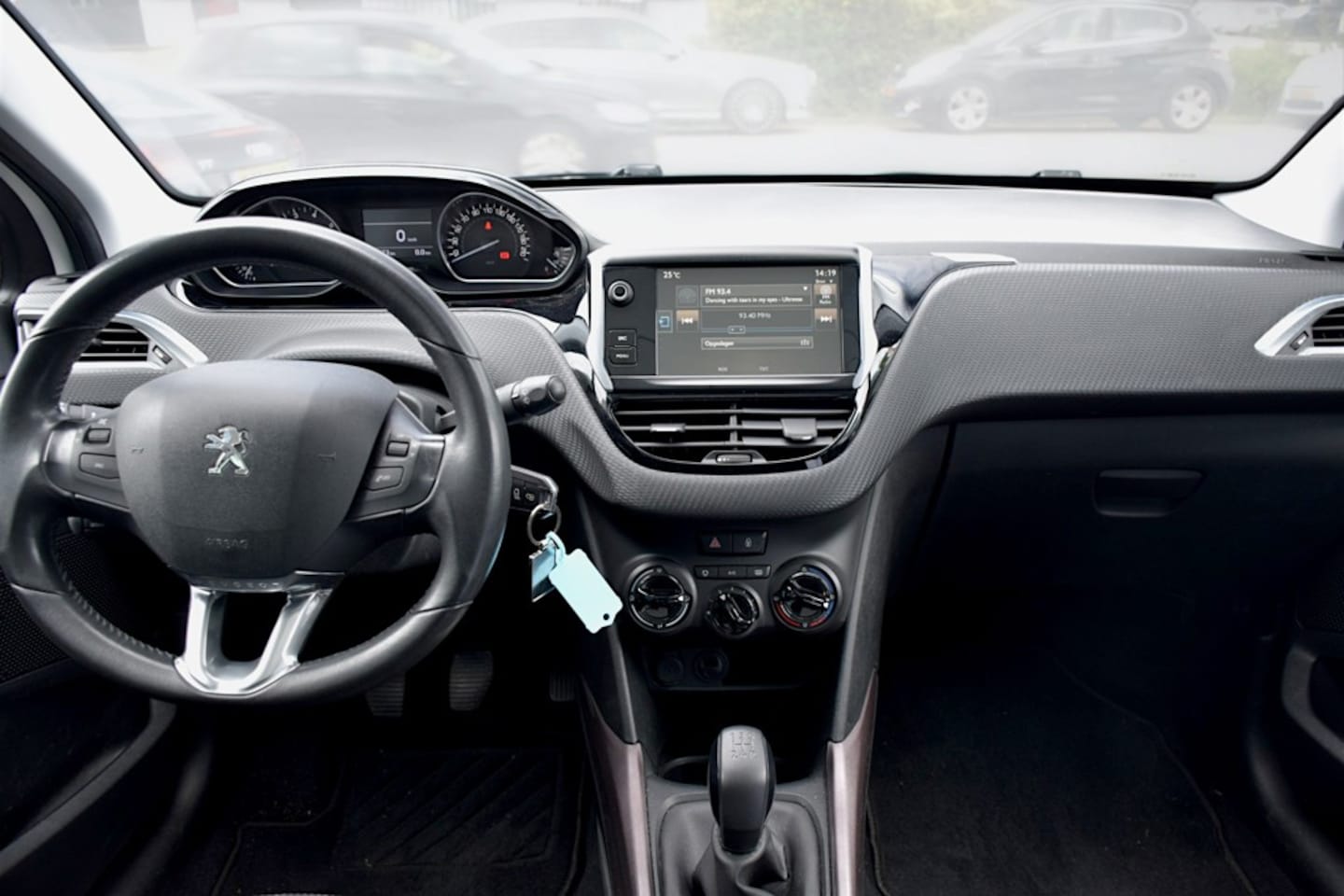 Peugeot 2008 - 1.2 PureTech Active 1.2 PureTech Active, Panoramadak, Full map navigatie, Airco, Elektrische ramen,