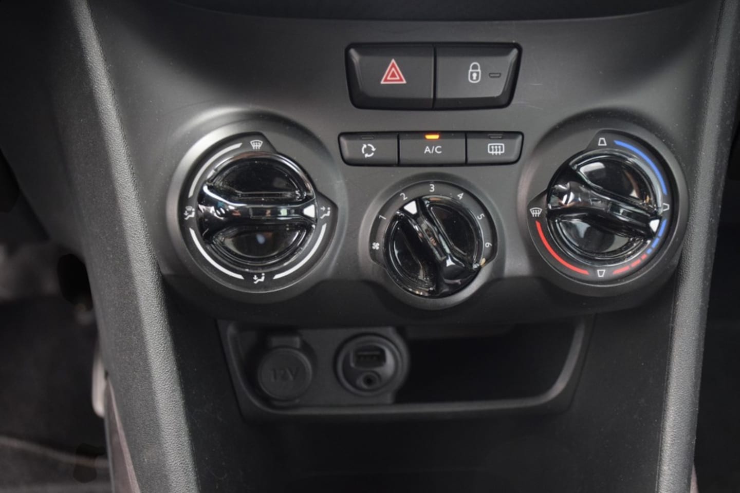 Peugeot 2008 - 1.2 PureTech Active 1.2 PureTech Active, Panoramadak, Full map navigatie, Airco, Elektrische ramen,