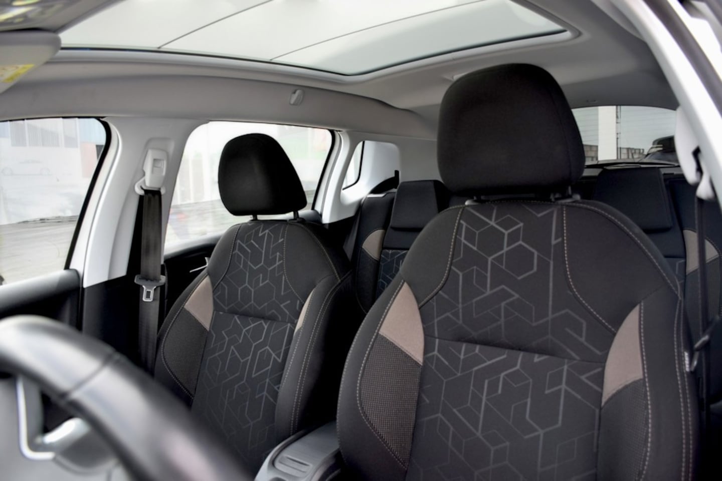 Peugeot 2008 - 1.2 PureTech Active 1.2 PureTech Active, Panoramadak, Full map navigatie, Airco, Elektrische ramen,