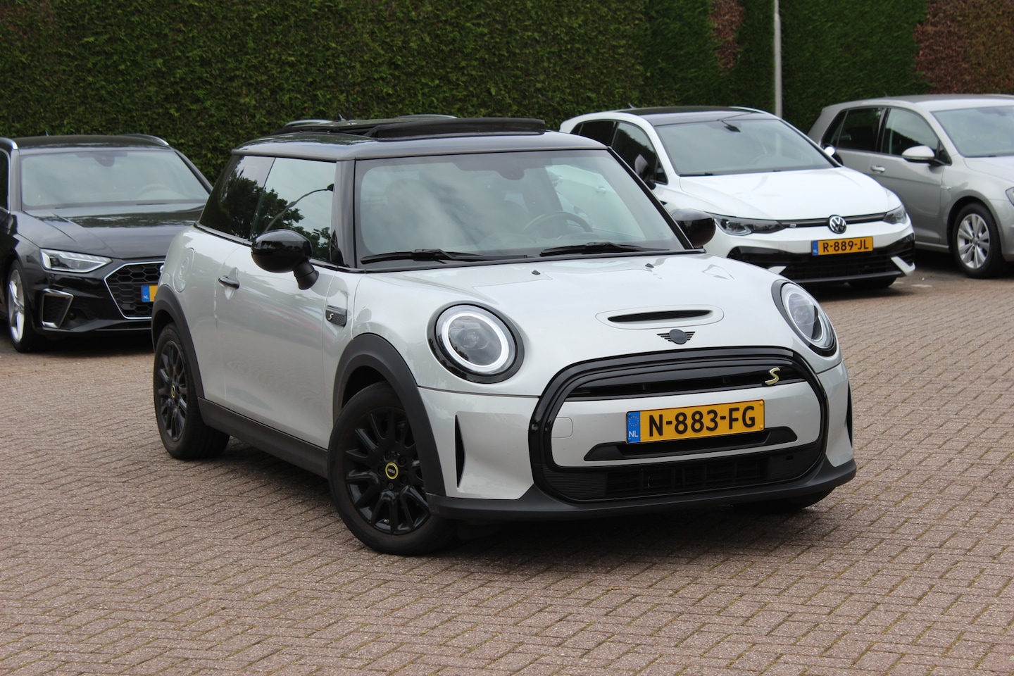 MINI Electric - MINI Yours 33 kWh / SoH 95,3% / Panoramadak / Leder / Keyless / 17'' / CarPlay / Navigatie - AutoWereld.nl