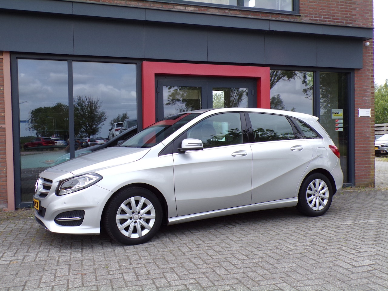 Mercedes-Benz B-klasse - 180 Prestige Automaat Stoelverwarming Trekhaak - AutoWereld.nl
