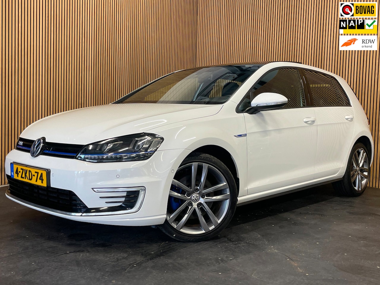 Volkswagen Golf - 1.4 TSI GTE|BLACK-WHITE|AUTOMAAT|PANORAMADAK|VOLLEDER|NAVIGATIE|STOELVERWARMING|CRUISE+CLI - AutoWereld.nl