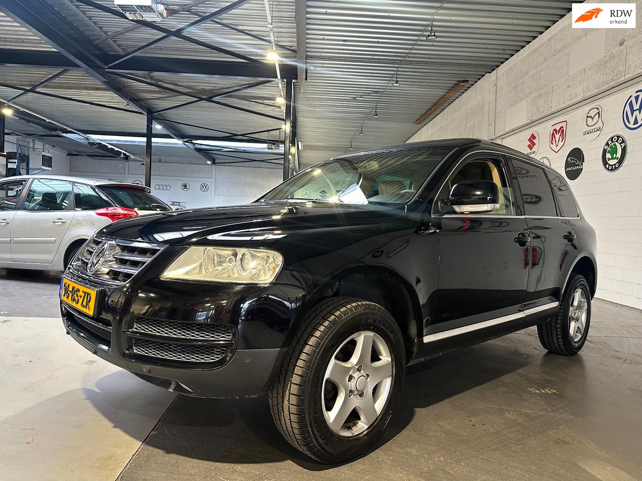 Volkswagen Touareg - 2.5 TDI/Trekhaak/Zeer nette auto/Apk nieuw bij aflevering - AutoWereld.nl