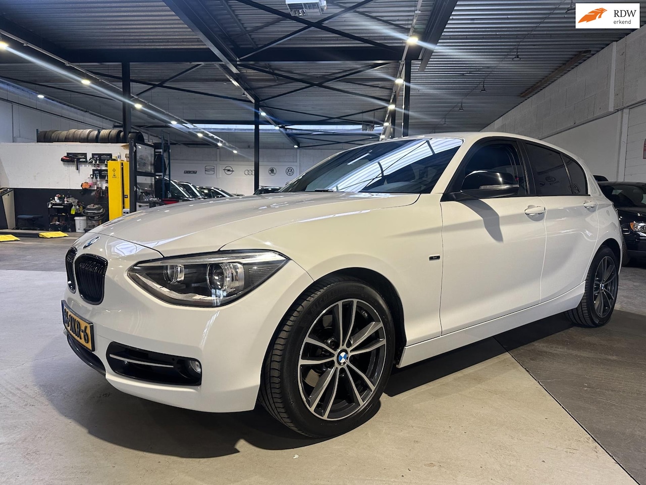 BMW 1-serie - 118i/Xenon/Carplay/M bumper/Dealer onderhouden/Apk nw - AutoWereld.nl